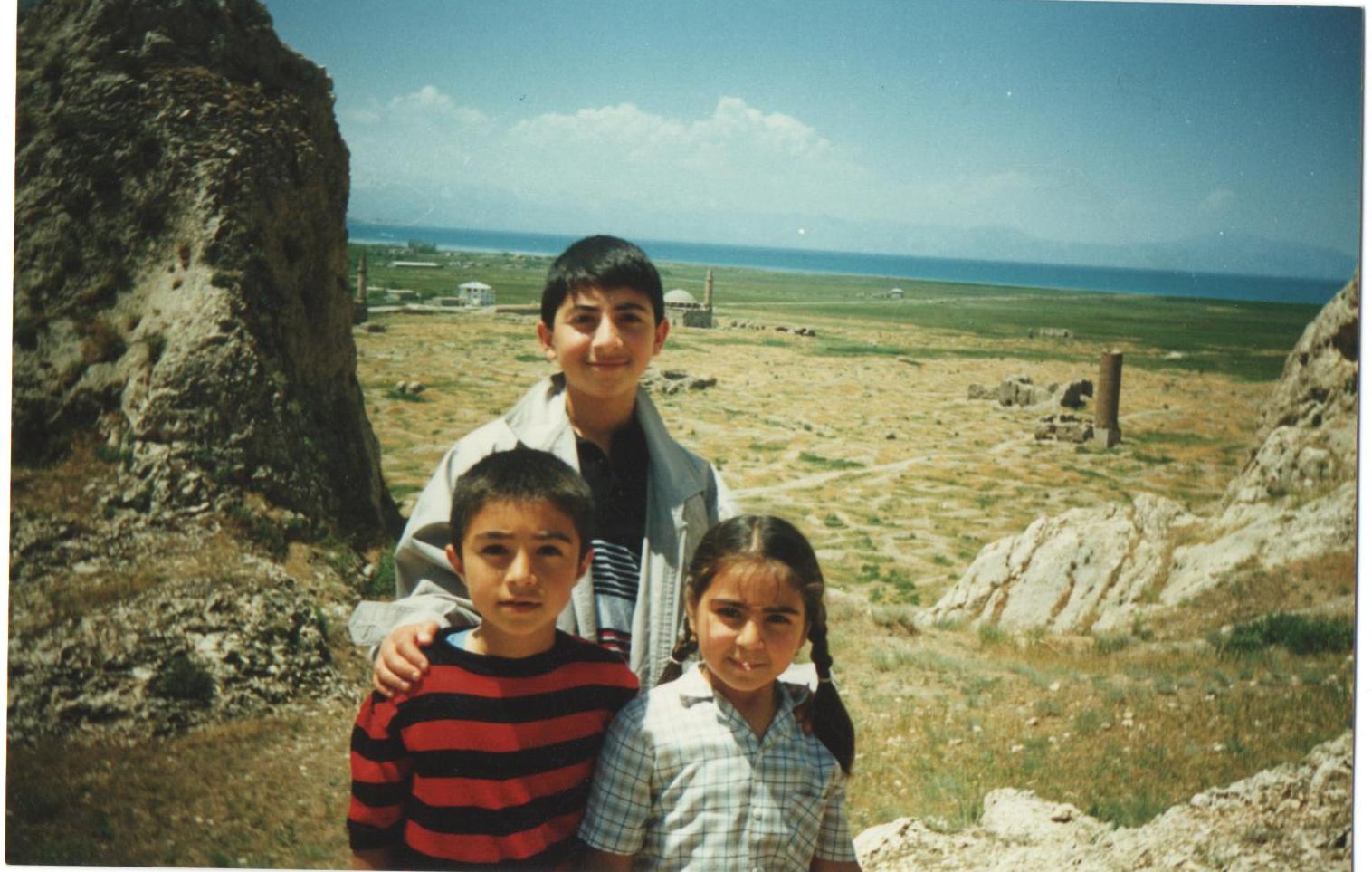 DOĞDUĞU GÜNLERİ VE ÇOCUKLUĞU