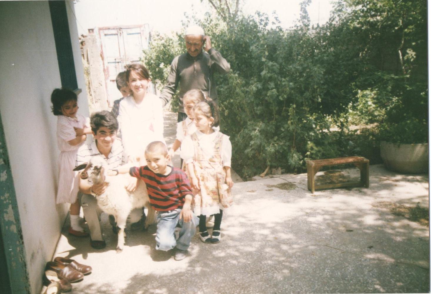 DOĞDUĞU GÜNLERİ VE ÇOCUKLUĞU