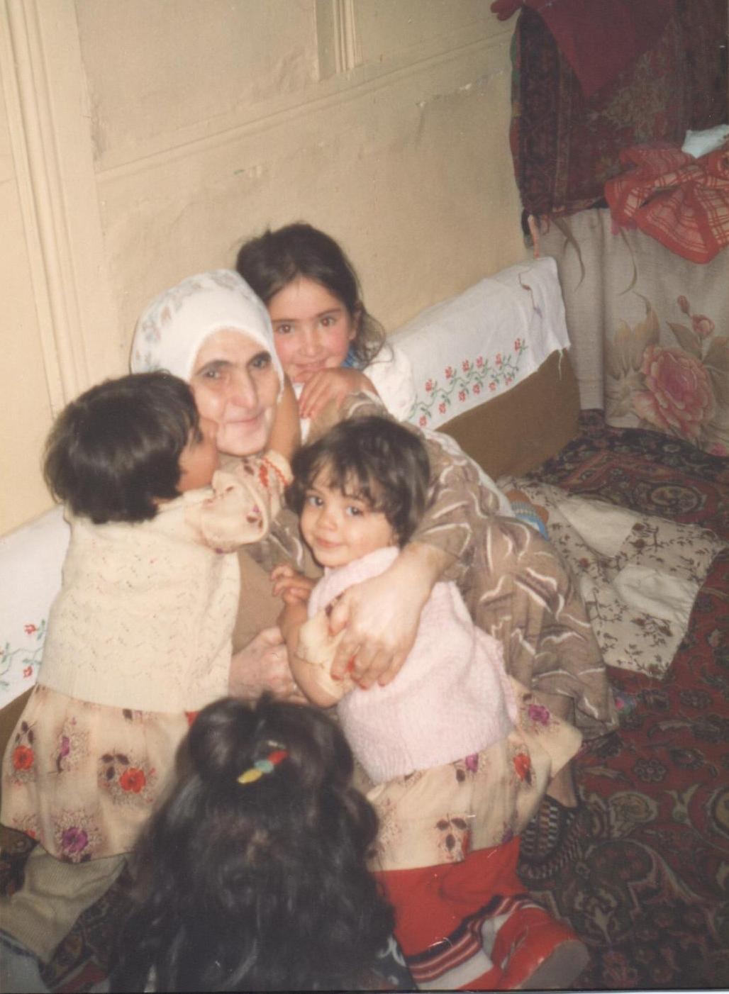 DOĞDUĞU GÜNLERİ VE ÇOCUKLUĞU