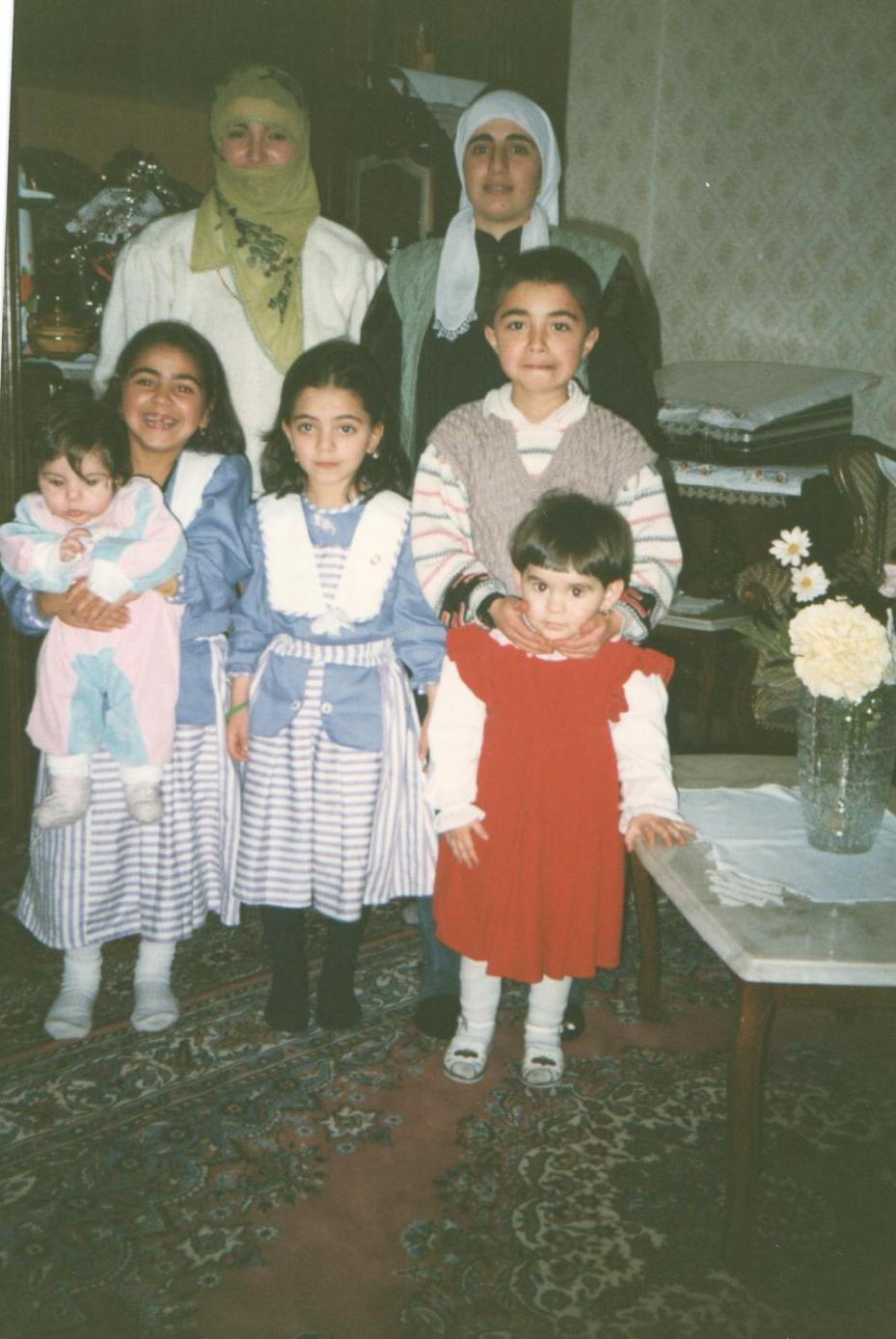 DOĞDUĞU GÜNLERİ VE ÇOCUKLUĞU