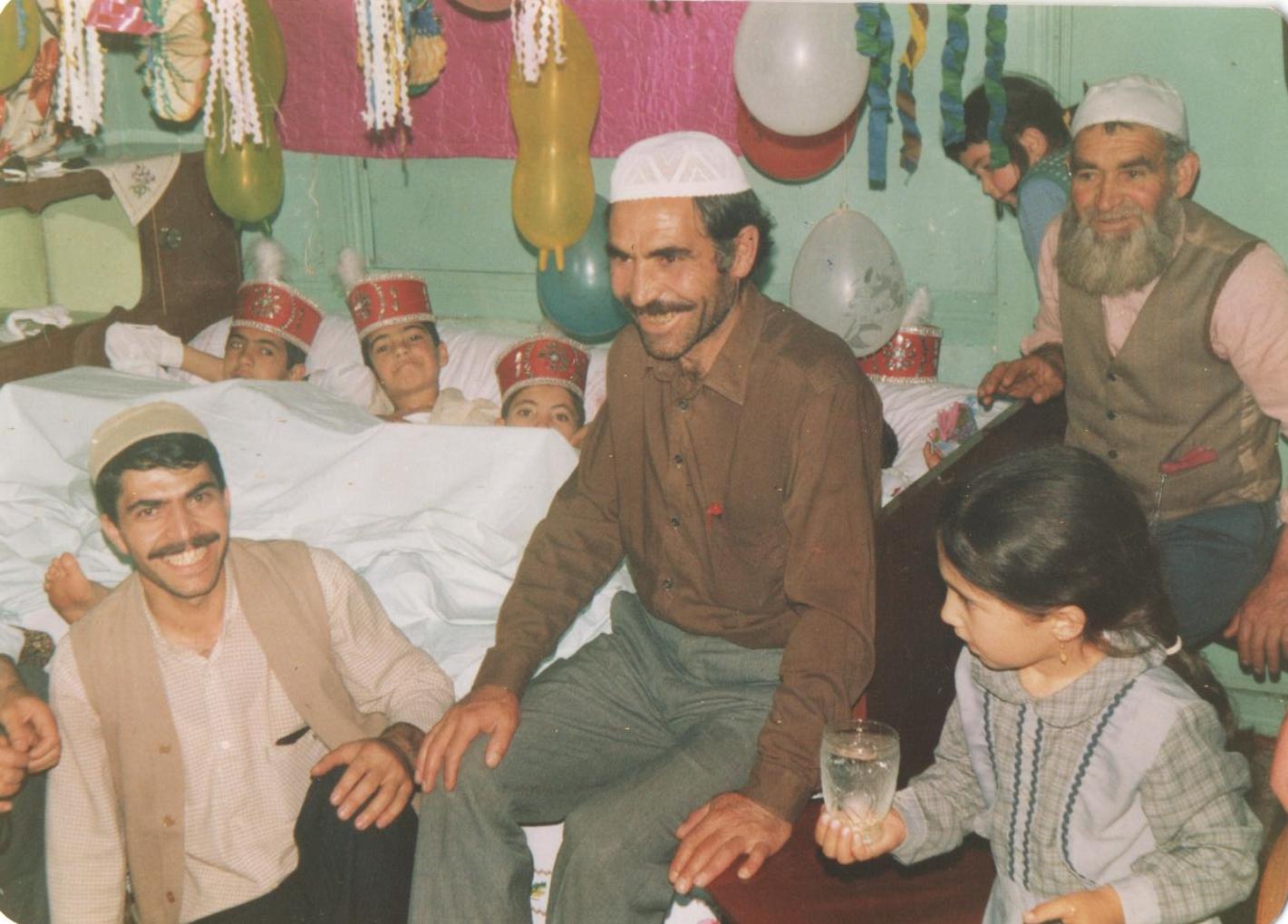 DOĞDUĞU GÜNLERİ VE ÇOCUKLUĞU