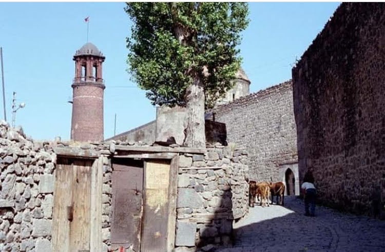 DOĞDUĞU GÜNLERİ VE ÇOCUKLUĞU